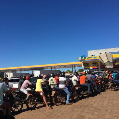 Posto de Colinas do Tocantins recebe mais uma carga de combustÃÂ­vel; Fila para abastecimento esta grande