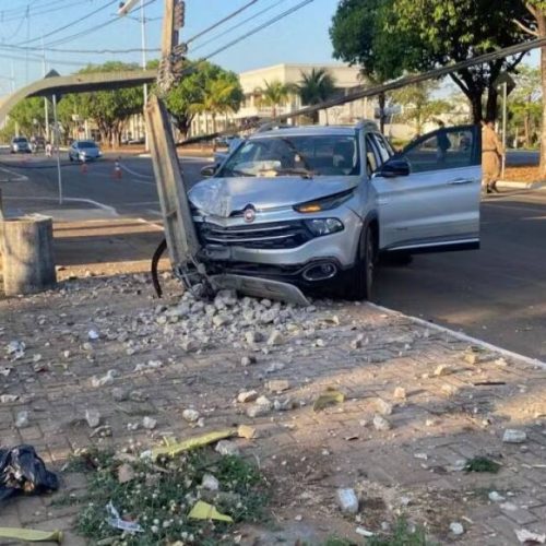 Motorista perde o controle e parte poste ao meio em Palmas