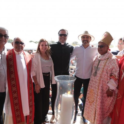 Cláudia Lelis participa da romaria do Senhor do Bonfim em Natividade