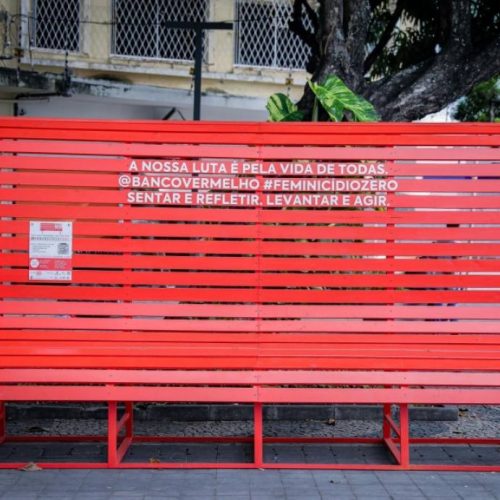 Banco gigante é instalado em Colinas do Tocantins para conscientização sobre violÃªncia contra a mulher