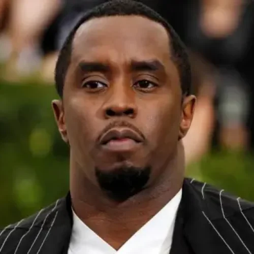 Sean "Diddy" Combs, uma das figuras mais influentes do hip-hop, agora enfrenta graves acusações de tráfico sexual e extorsão, abalando sua carreira e legado no entretenimento.