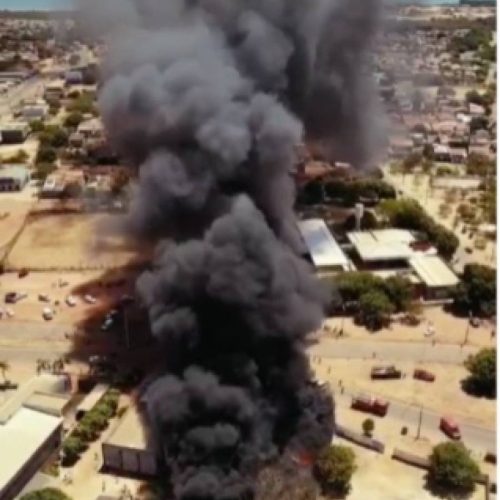 IncÃªndio devastador consome centro de reciclagem em Palmas e mobiliza mais de 20 bombeiros!