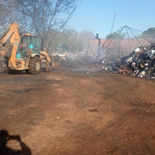 Incêndio em centro de reciclagem de Palmas intriga moradores, e Bombeiros destacam prioridade no combate ao fogo