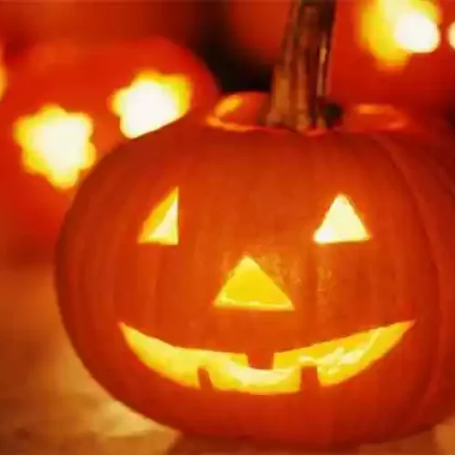 Halloween cresce em popularidade no Brasil, mas enfrenta resistência entre grupos evangélicos devido a simbolismos e raízes culturais.