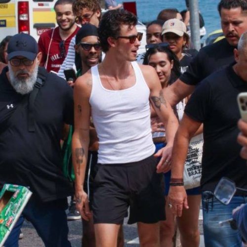 Shawn Mendes enlouquece fãs ao sair na rua e tomar banho de mar no Rio de Janeiro