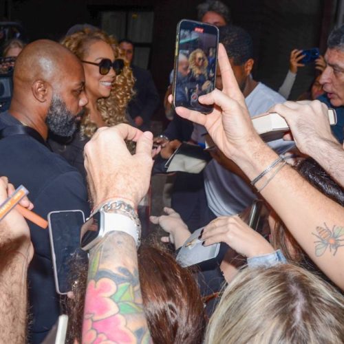 Mariah Carey surpreende fãs com simpatia ao deixar hotel em SP: "Incrível!"