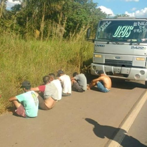 PRF recebe denÃÂºncia de coaÃÂ§ÃÂ£o por parte de manifestantes em Colinas  e prende autores; PolÃÂ­cia recolhe pneus