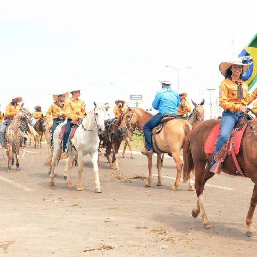 Parlamentares prestigiam a cavalgada de AraguaÃÂ­na