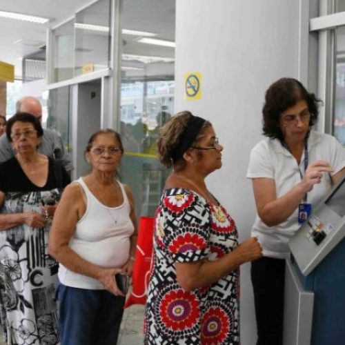 Correntista recorre ÃÂ¡ justiÃÂ§a e consegue indenizaÃÂ§ÃÂ£o de Banco por esperar quase 2 horas em fila