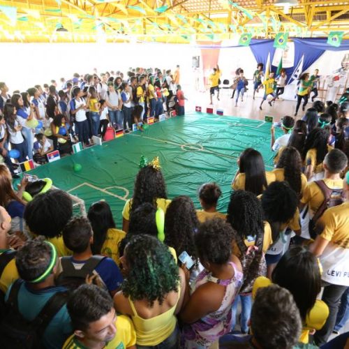 Com escolas decoradas estudantes dÃÂ£o um show de patriotismo e sonham com o hexa