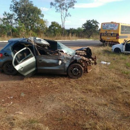 Acidente entre ÃÂ´nibus escolar e carro deixa ferido