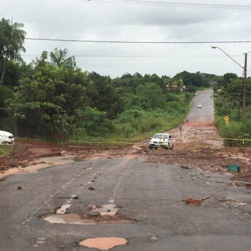 Susto: Forte chuva abre cratera na Avenida Alto ParnaÃÂ­ba, em Colinas