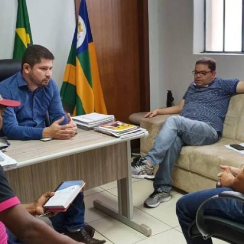 Em reuniÃÂ£o com Sindicato, prefeito garante pagamento da data base dos servidores