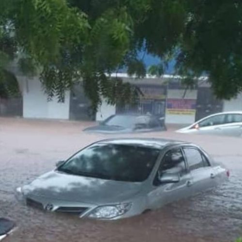 Chuva em GuaraÃÂ­ alaga comÃÂ©rcio e preocupa moradores