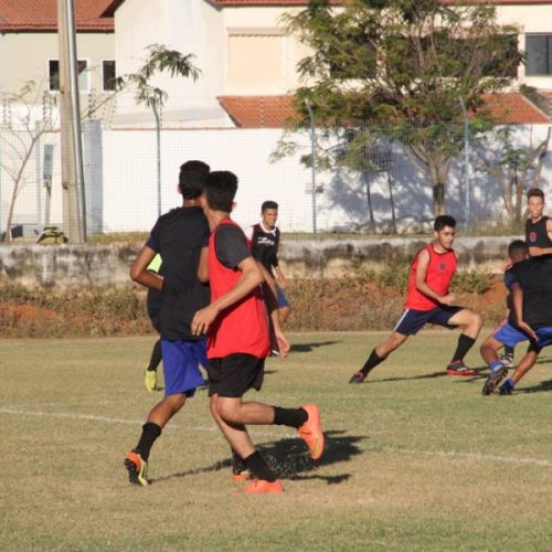 Seletiva do CapitalFC/FlaPalmas reÃÂºne mais de 100 jovens em busca de vaga nas categorias de base