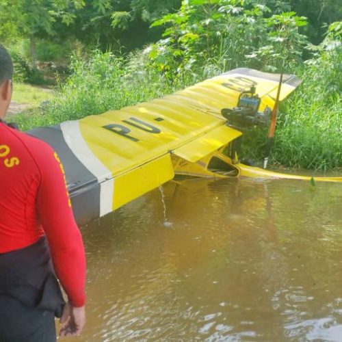 Mergulhadores do Corpo de Bombeiros Militar resgatam aviÃÂ£o ultraleve do fundo do lago