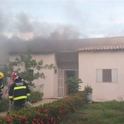 IncÃªndio em residÃªncia no centro de Palmas mobiliza bombeiros militares ao combate