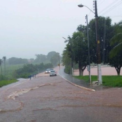 Represa da PraÃÂ§a dos Trabalhadores transborda e inunda rua de Colinas