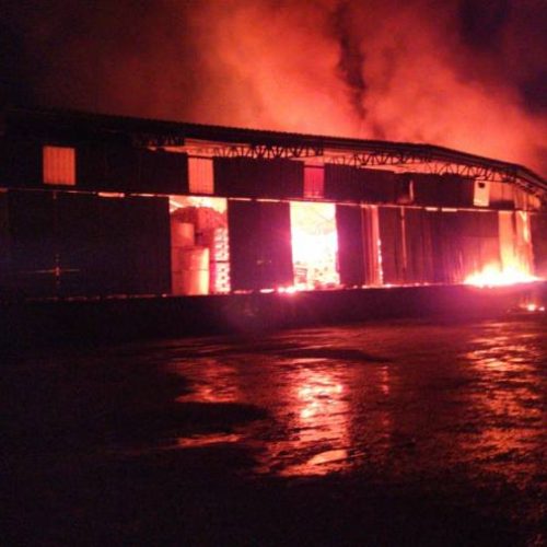 Bombeiros militares combatem incÃªndio de grande proporÃÂ§ÃÂ£o em agroindÃÂºstria de ParaÃÂ­so