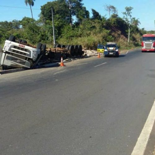 CaminhÃÂ£o capota em rodovia prÃÂ³ximo ÃÂ¡ AraguaÃÂ­na; Motorista sofre lesÃÂµes leves