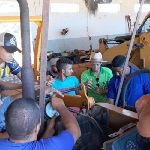 Curso de Trabalhador na OperaÃÂ§ÃÂ£o e ManutenÃÂ§ÃÂ£o de Tratores AgrÃÂ­colas estÃÂ¡ sendo realizado pelo SENAR em AraguaÃÂ§u