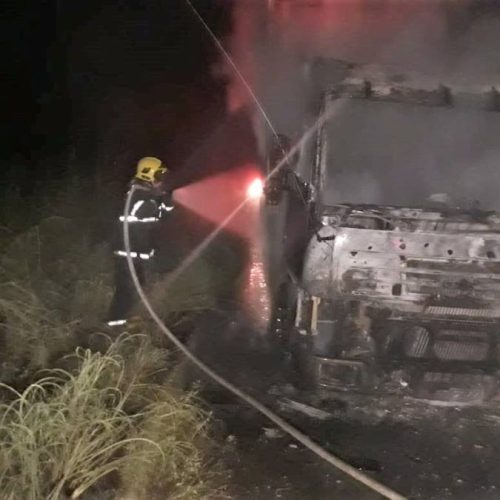 Bombeiros militares do TO combatem fogo em caminhÃÂ£o na cidade de WanderlÃÂ¢ndia