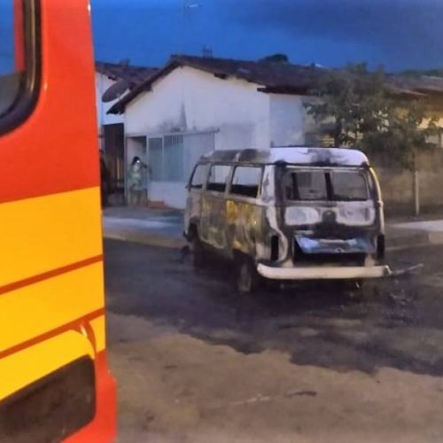 Bombeiros militares sÃÂ£o acionados para combater incÃªndio em veÃÂ­culo em Gurupi; sem vÃÂ­timas