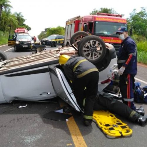 BR-153: bombeiros militares resgatam mulher apÃÂ³s capotamento de veÃÂ­culo