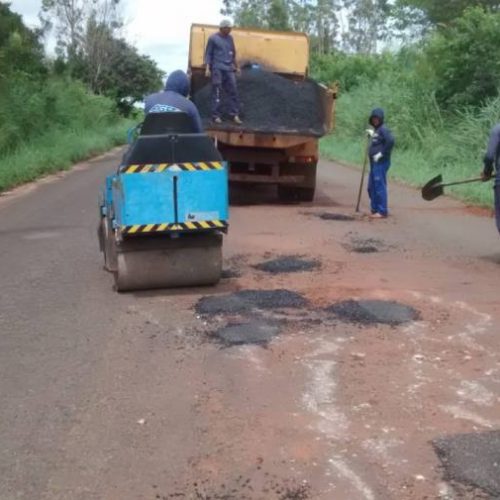 Rodovia TO-210 recebe serviÃÂ§os de tapa-buracos no entorno de TocantinÃÂ³polis