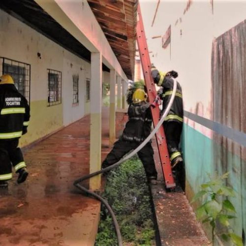 Bombeiros militares combatem incÃªndio em escola abandonada em Nova Olinda