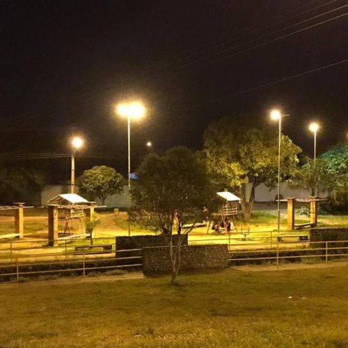 Prefeitura restabelece iluminaÃÂ§ÃÂ£o de praÃÂ§a e pede que denuncie vandalismos