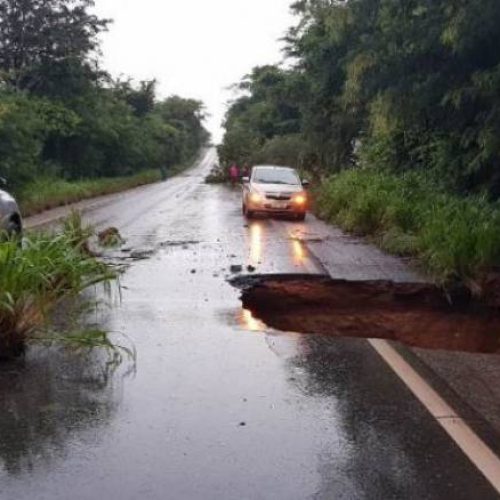 BR 153, prÃÂ³xima a FigueirÃÂ³polis, estÃÂ¡ interditada devido ÃÂ  erosÃÂ£o na pista