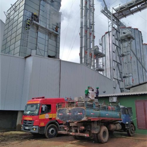 Bombeiros militares combatem incÃªndio em secador de grÃÂ£os no municÃÂ­pio de Peixe