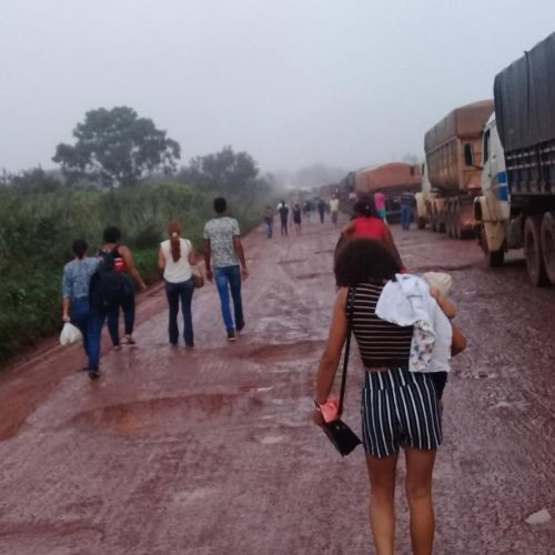 AtenÃÂ§ÃÂ£o: Caminhoneiros interditam TO-335 entre Palmeirante e Colinas