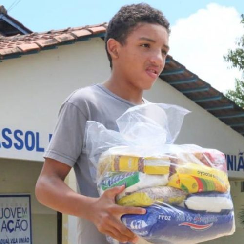 Mais de 23 mil kits de alimentaÃÂ§ÃÂ£o e higiene sÃÂ£o entregues para estudantes na regional de Palmas