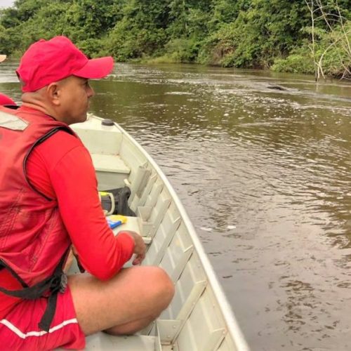 Bombeiros militares mergulham a procura de motorista desaparecido no rio Araguaia