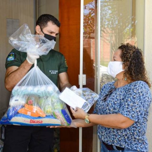 FamÃÂ­lias de alunos da rede municipal comeÃÂ§am a receber os kits de alimentos e mÃÂ¡scaras