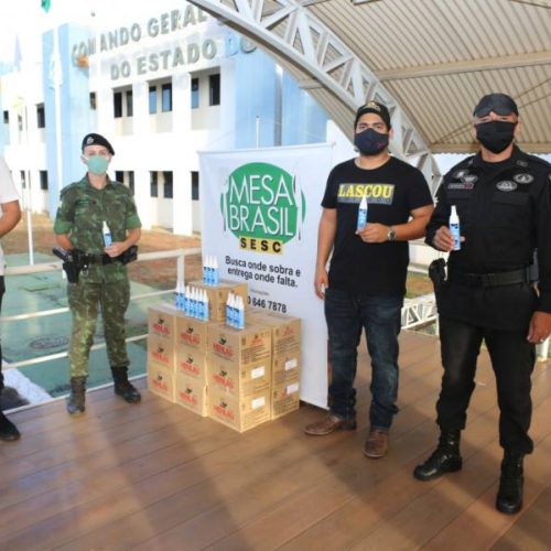 PM recebe mais de 900 frascos de ÃÂ¡lcool em gel arrecadados pela dupla Henrique e Juliano