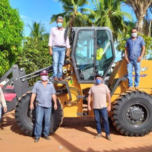 Por meio de emenda de IrajÃÂ¡, Prefeitura de Palmeirante recebe mÃÂ¡quina pÃÂ¡ carregadeira