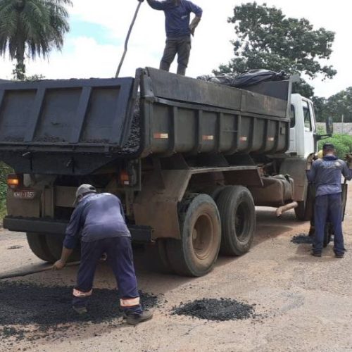 Governo segue realizando serviÃÂ§os de tapa-buracos em dez trechos de rodovias