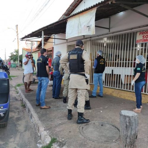 Bar em GuaraÃÂ­ ÃÂ© interditado por aglomeraÃÂ§ÃÂ£o de pessoas consumindo bebidas e proprietÃÂ¡rio ÃÂ© preso