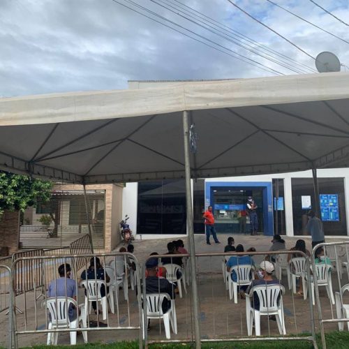 Prefeitura instala tenda com cadeiras em frente ÃÂ  Caixa para quem busca auxÃÂ­lio emergencial