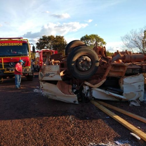 TrÃªs vÃÂ­timas de capotamento sÃÂ£o socorridas por bombeiros militares em Colinas do Tocantins