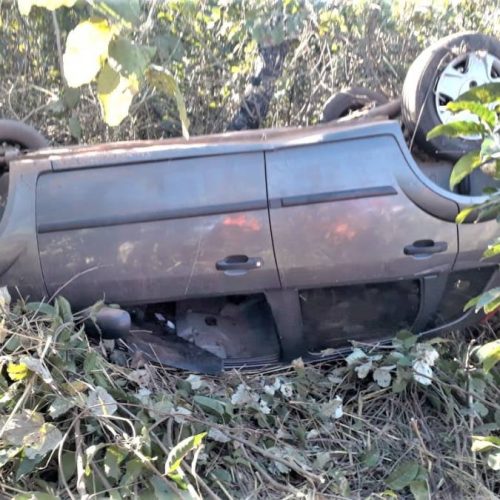 Homem perde a direÃÂ§ÃÂ£o e sofre capotamento em rodovia; buracos na pista podem ter sido a causa