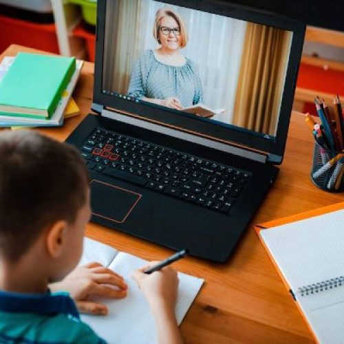 Aulas da rede estadual jÃÂ¡ iniciaram para os alunos da 3Ãª sÃÂ©rie; formato semipresencial e nÃÂ£o presencial