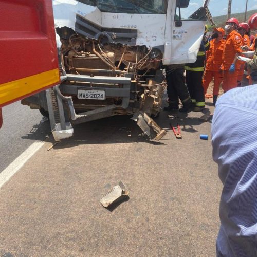 ColisÃÂ£o entre caminhÃÂµes deixa motorista preso ÃÂ s ferragens