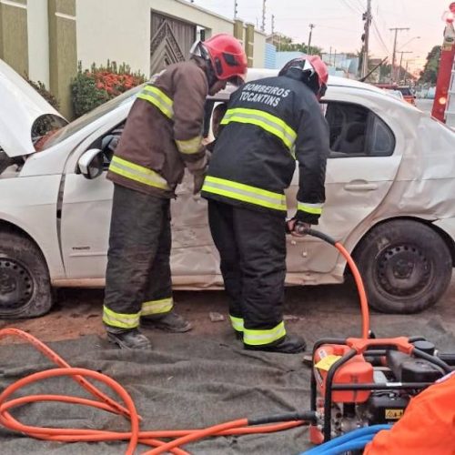 Homem fica preso em ferragens apÃÂ³s colisÃÂ£o em poste; motorista participava de racha em DianÃÂ³polis