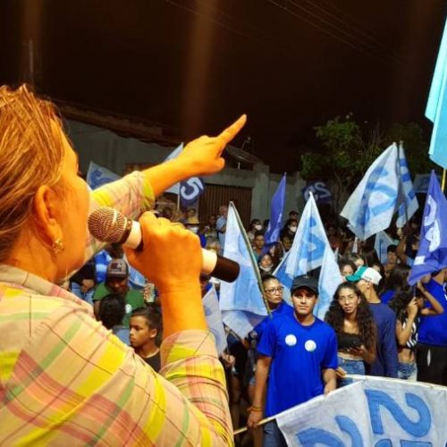 Na maior carreata da histÃÂ³ria de Arapoema, Professora Lu em fala firme disse que nÃÂ£o vai baixar a cabeÃÂ§a