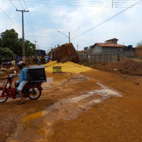 CaminhÃÂ£o afunda no asfalto danificado em Colinas e carga espalha por avenida; prefeitura esclarece que empresa foi notificada para reparo