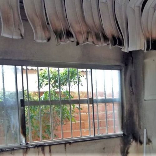 Casa pega fogo em AraguaÃÂ­na, crianÃÂ§a teria provocado o incidente com um isqueiro